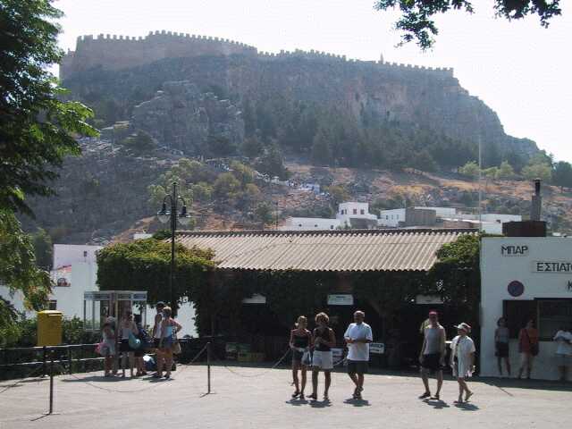 Im Hintergrund die Akropolis
