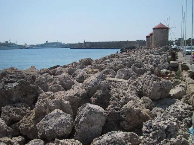 der Hafen mit der Stadtmauer